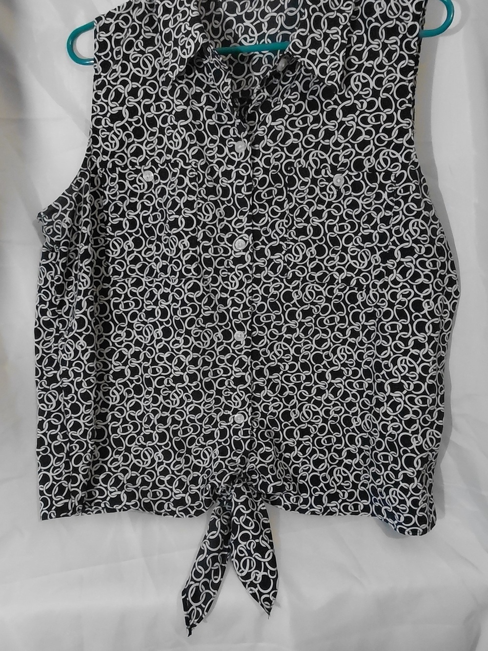 Ellen Tracy Black & White Sleeveless Button-Front Tie Hem Top